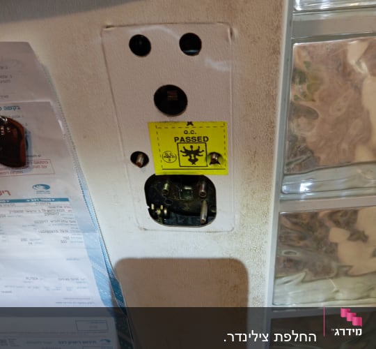 מנעול חשמלי פתוח עם תווית בדיקה